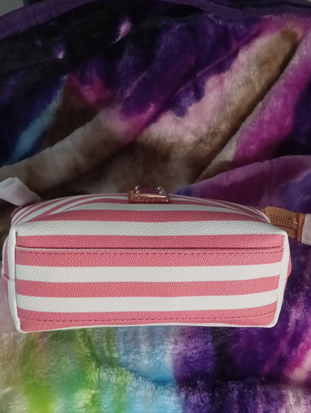 Dooney & Bourke Chevron Pattern Watermelon Pouch with Tan Leather Trim NWT - Picture 6 of 10